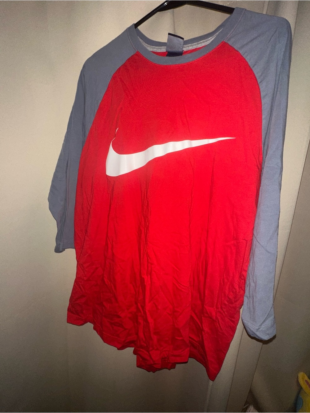 red and gray Nike raglan long-sleeve men’s size XL